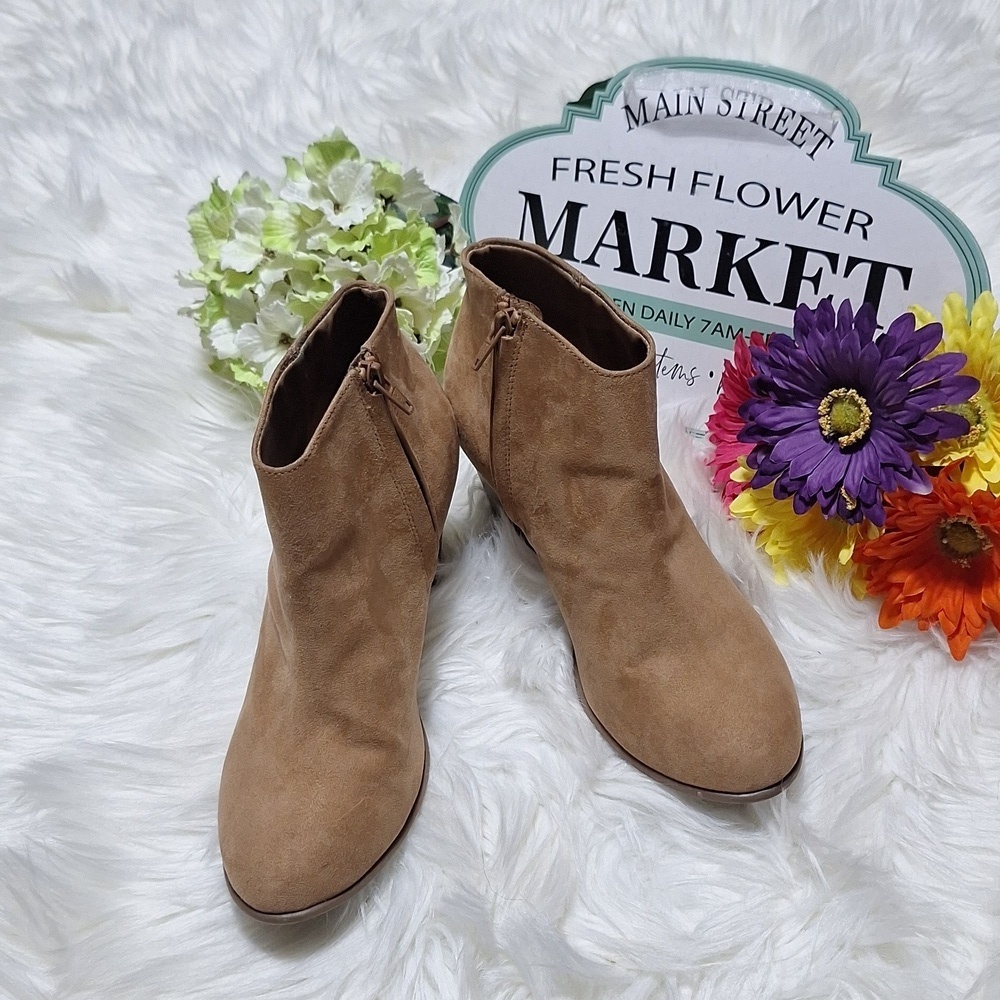 Old Navy Tan size 8 ankle boots